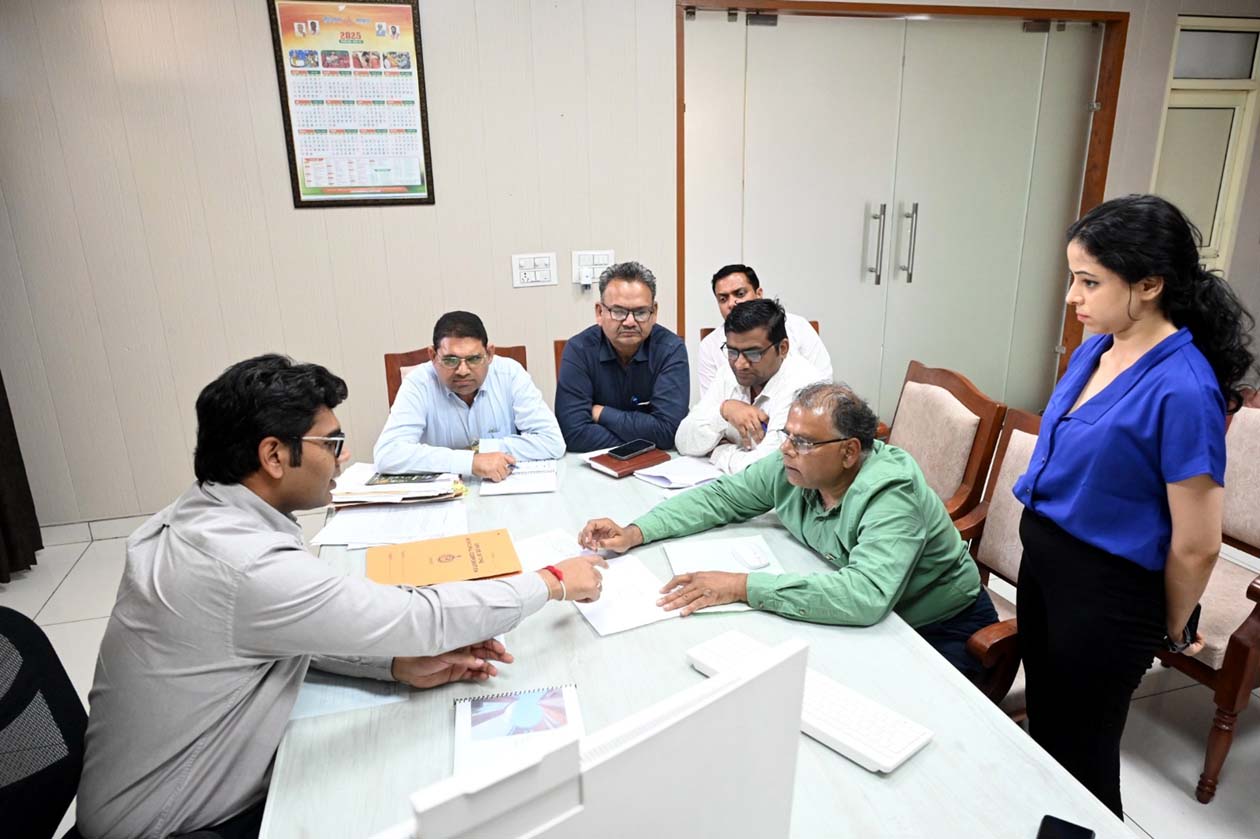ऑडिटोरियम बारे बैठक लेते निगम आयुक्त नीरज।