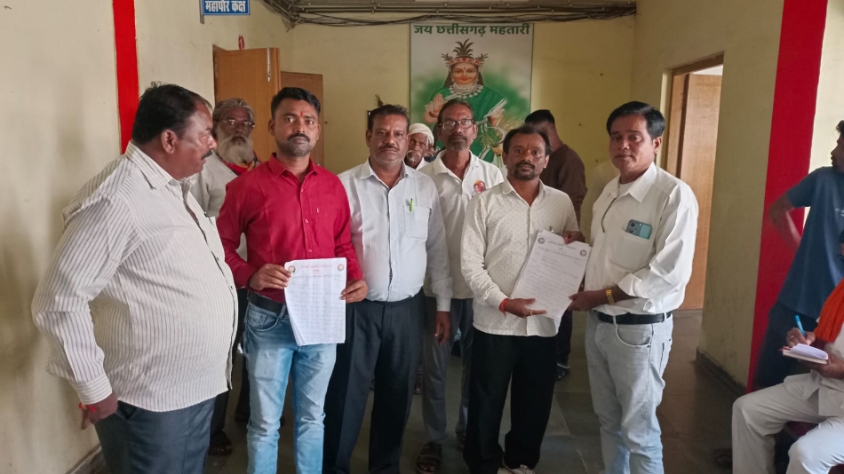 जालमपुर वार्ड में मोबाइल टावर पर रोक लगाने की मांग करते हुए पार्षद संजय देवांगन एवं वार्डवासी।