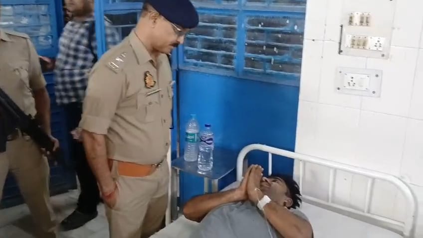 कुंडल लूट की घटना को अंजाम देने के  पुलिस मुठभेड़ में गोली लगने के बाद गिरफ्तार घायल  आरोपित हामिद जिला अस्पताल में एसपी सिटी से माफी मांगते हुए।