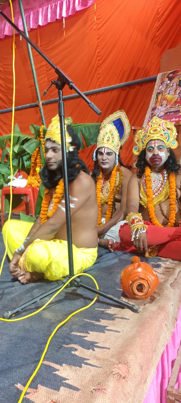 राम लीला मंच पर पात्र अपना रोल करते हुए