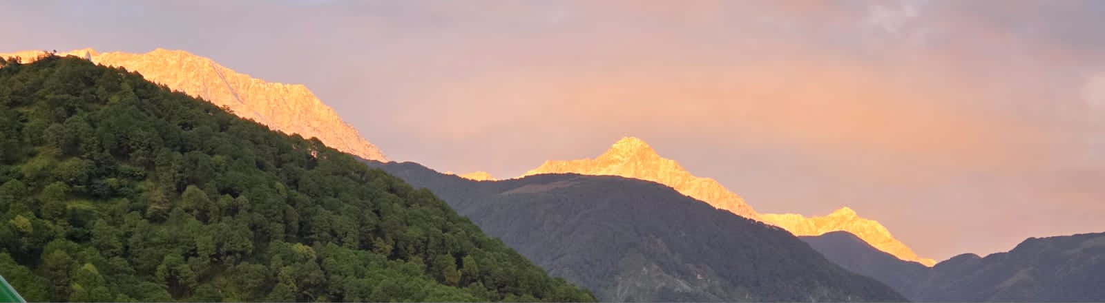 शाम के समय धूप खिलने के बाद धौलाधार का मनोरम दृश्य।