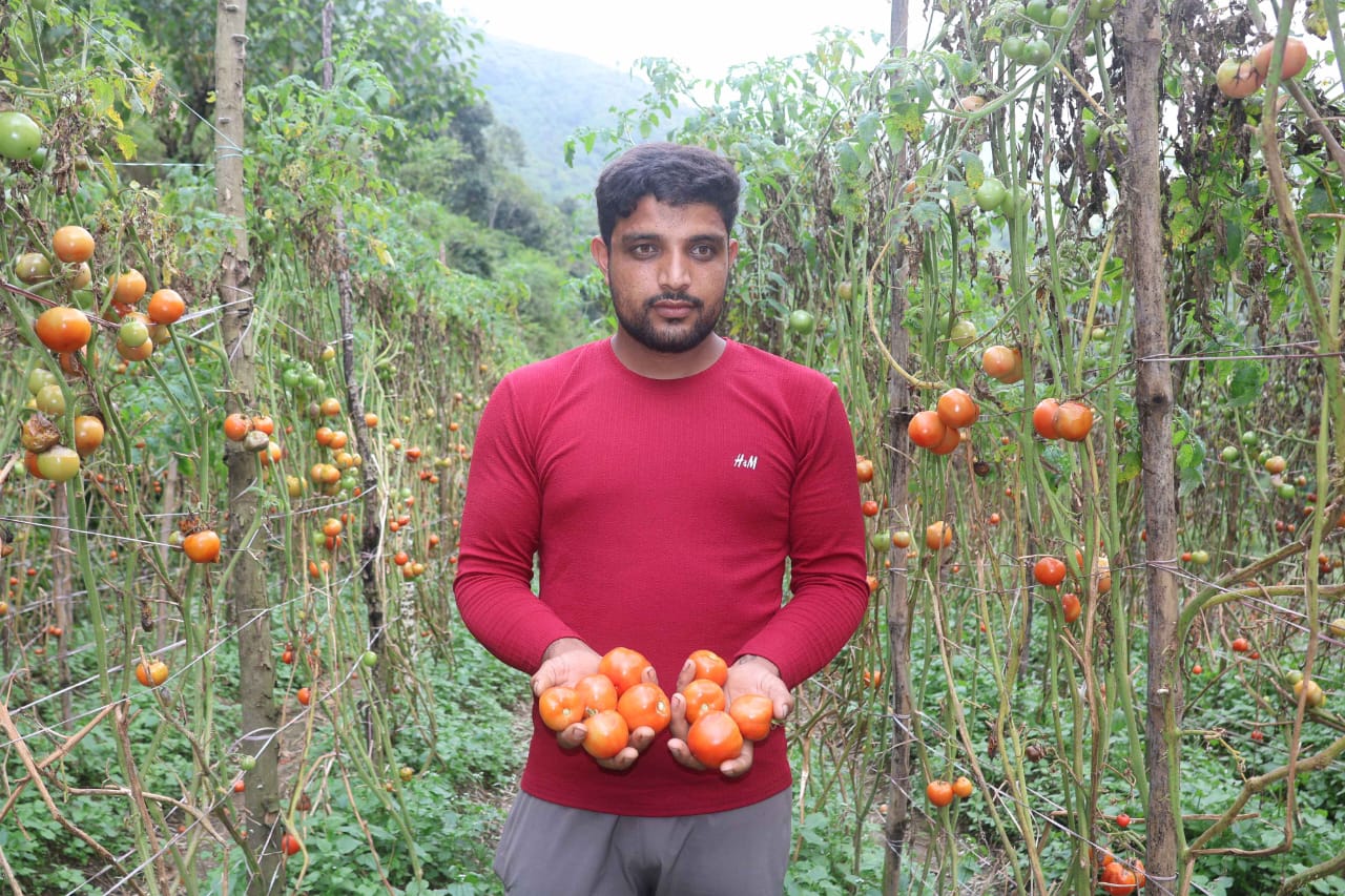 मनीष कुमार अपने खेतों में।