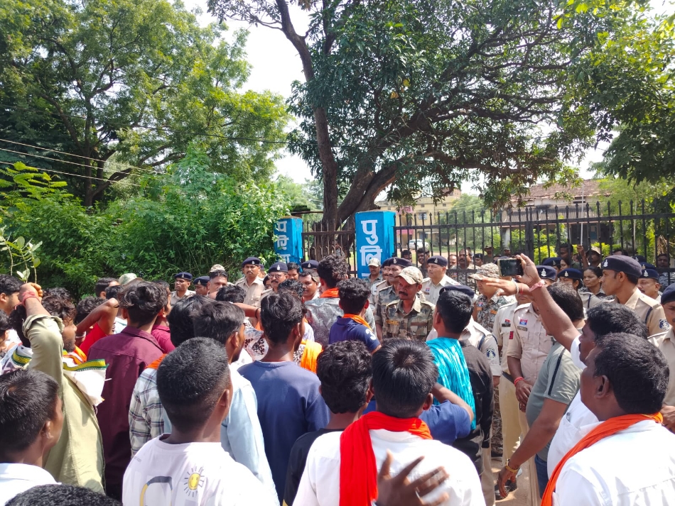 बजरंग दल के लड़कों की गिरफ्तारी से आक्रोश भीड़।