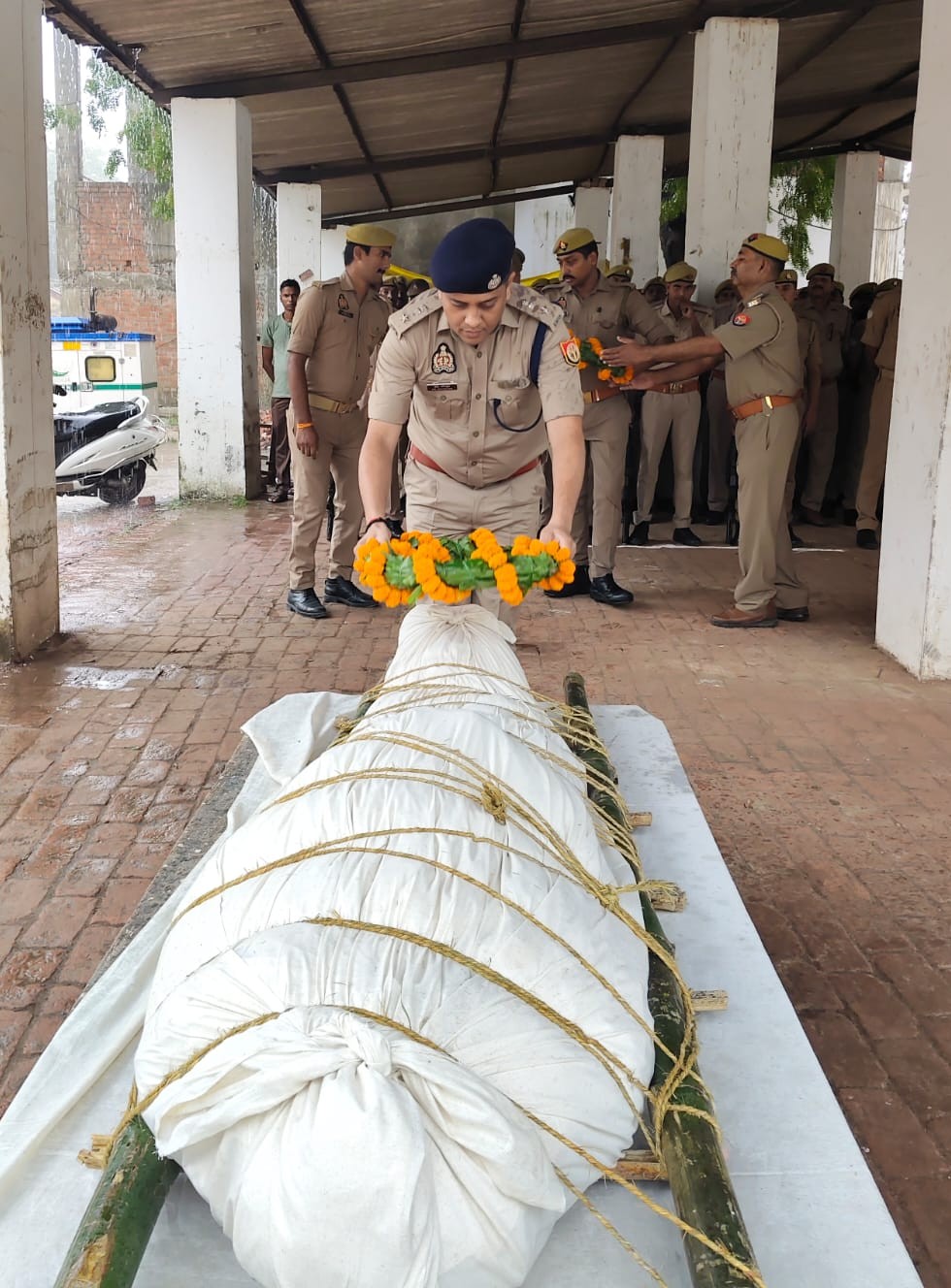 पार्थिव शरीर को श्रद्धासुमन अर्पित करते हुए पुलिस अधीक्षक डॉ कौस्तुभ
