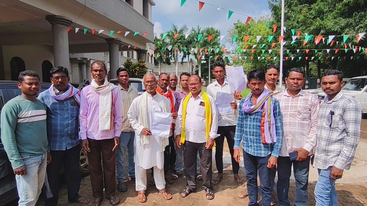 डुबान क्षेत्र के पीड़ित किसान कलेक्ट्रेट पहुंचकर मुरूमसिल्ली बांध से पानी छोड़ने की मांग करते हुए। डुबान क्षेत्र के पीड़ित किसान कलेक्ट्रेट पहुंचकर मुरूमसिल्ली बांध से पानी छोड़ने की मांग करते हुए।