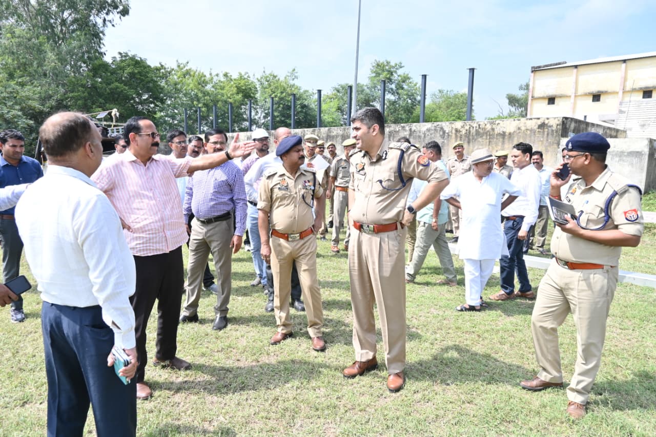 जनसभा स्थल का निरीक्षण करते अधिकारी