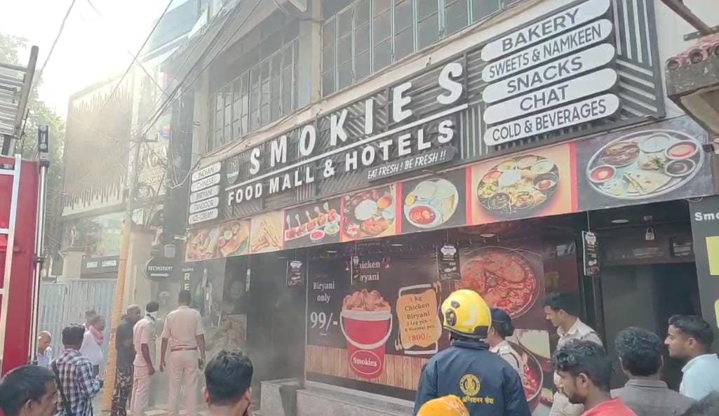 आग बुझाते अग्निशमन की टीम