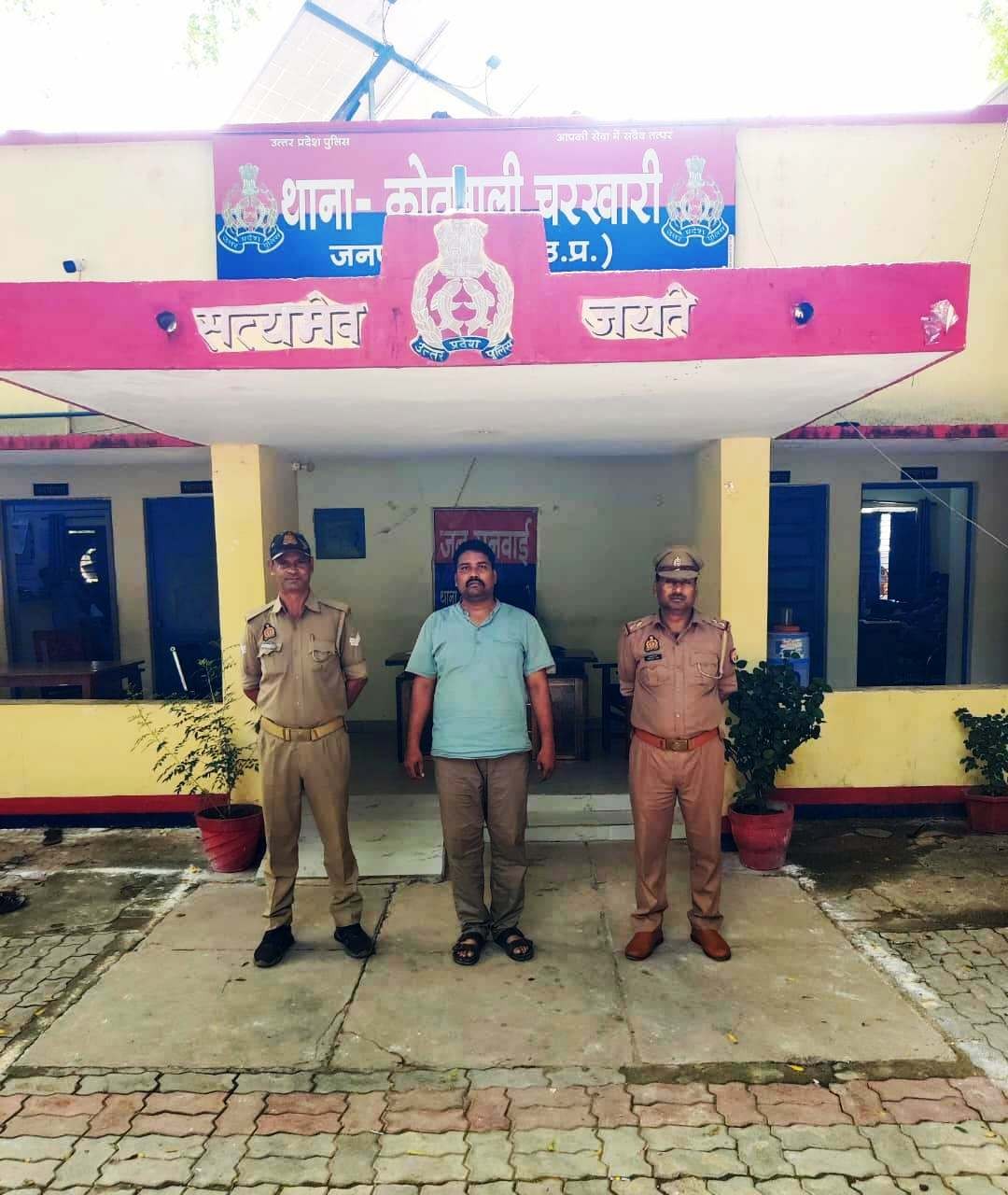 पुलिस की गिरफ्त में आरोपी