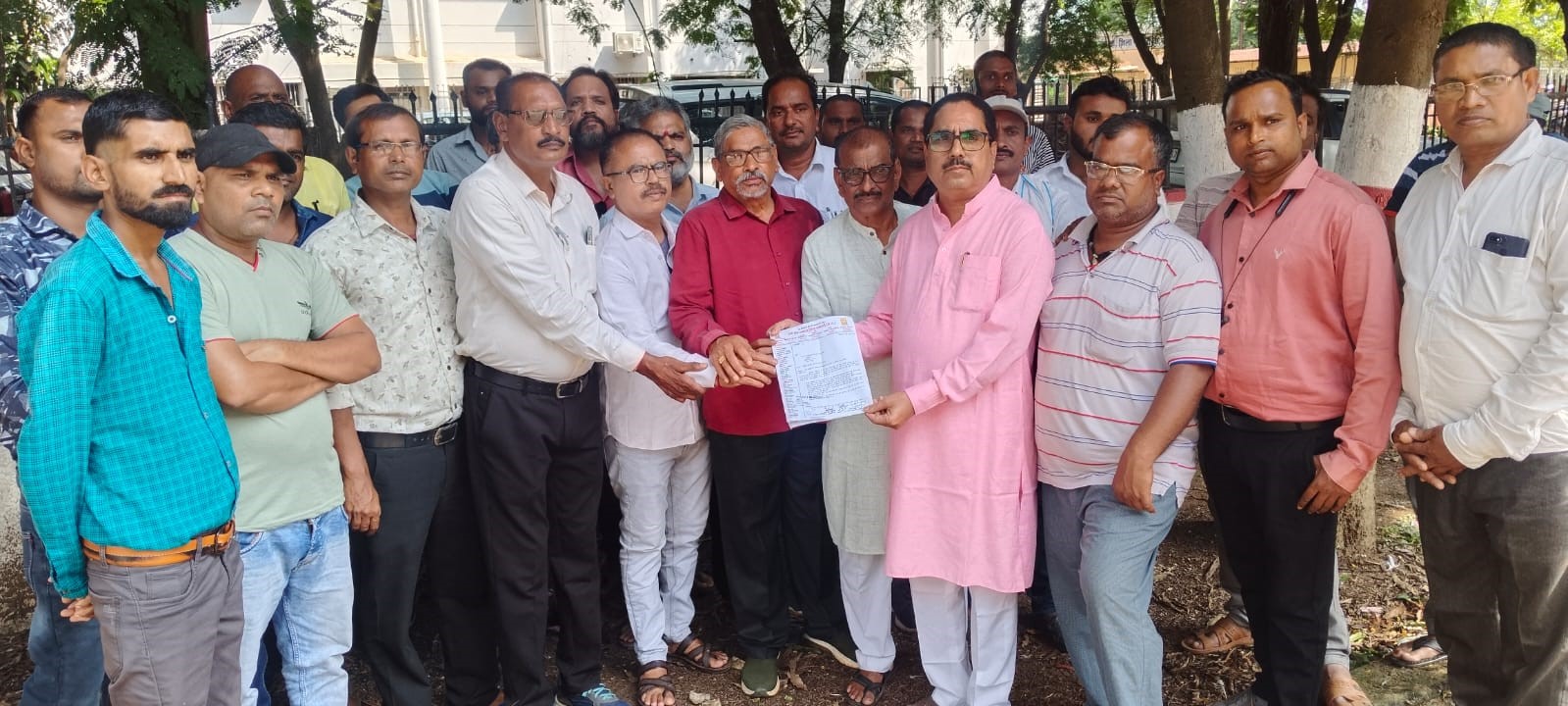 ज्ञापन सौंपने कलेक्ट्रेट कार्यालय पहुंचे सर्व सेन समाज के पदाधिकारी व सदस्य।-