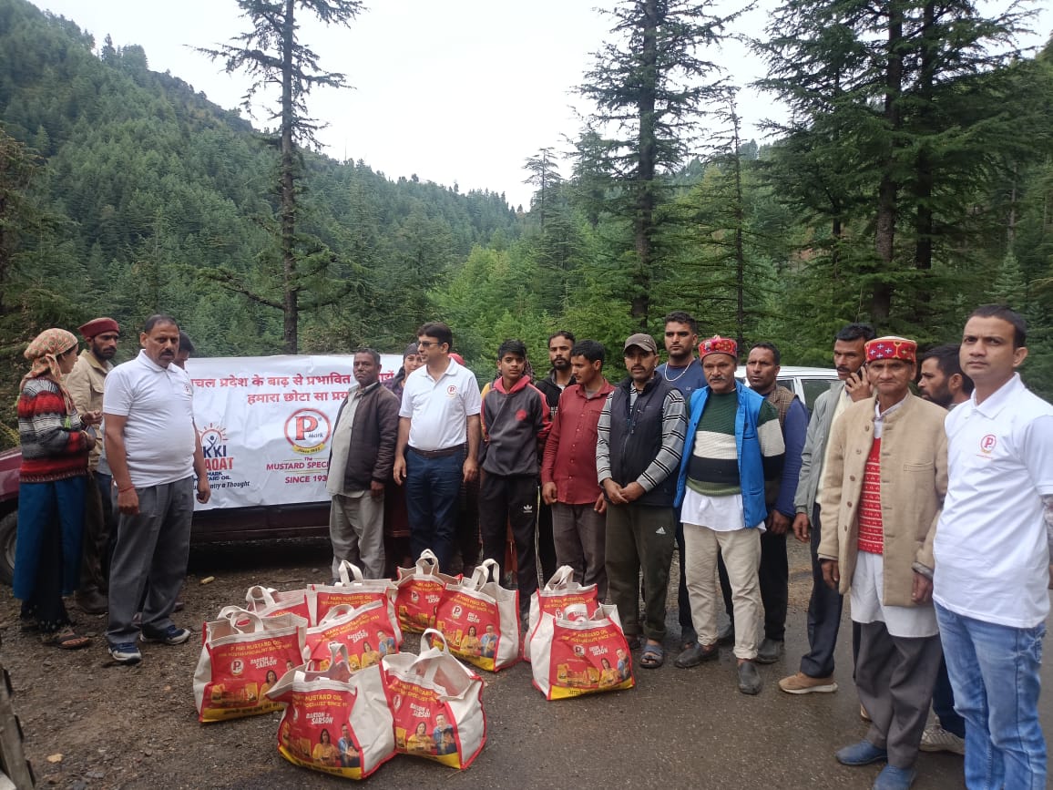 आपदा राहत के साथ पुरी आयल मिल्स, सरफरोश फाउंडेशन के कार्यकर्ता।