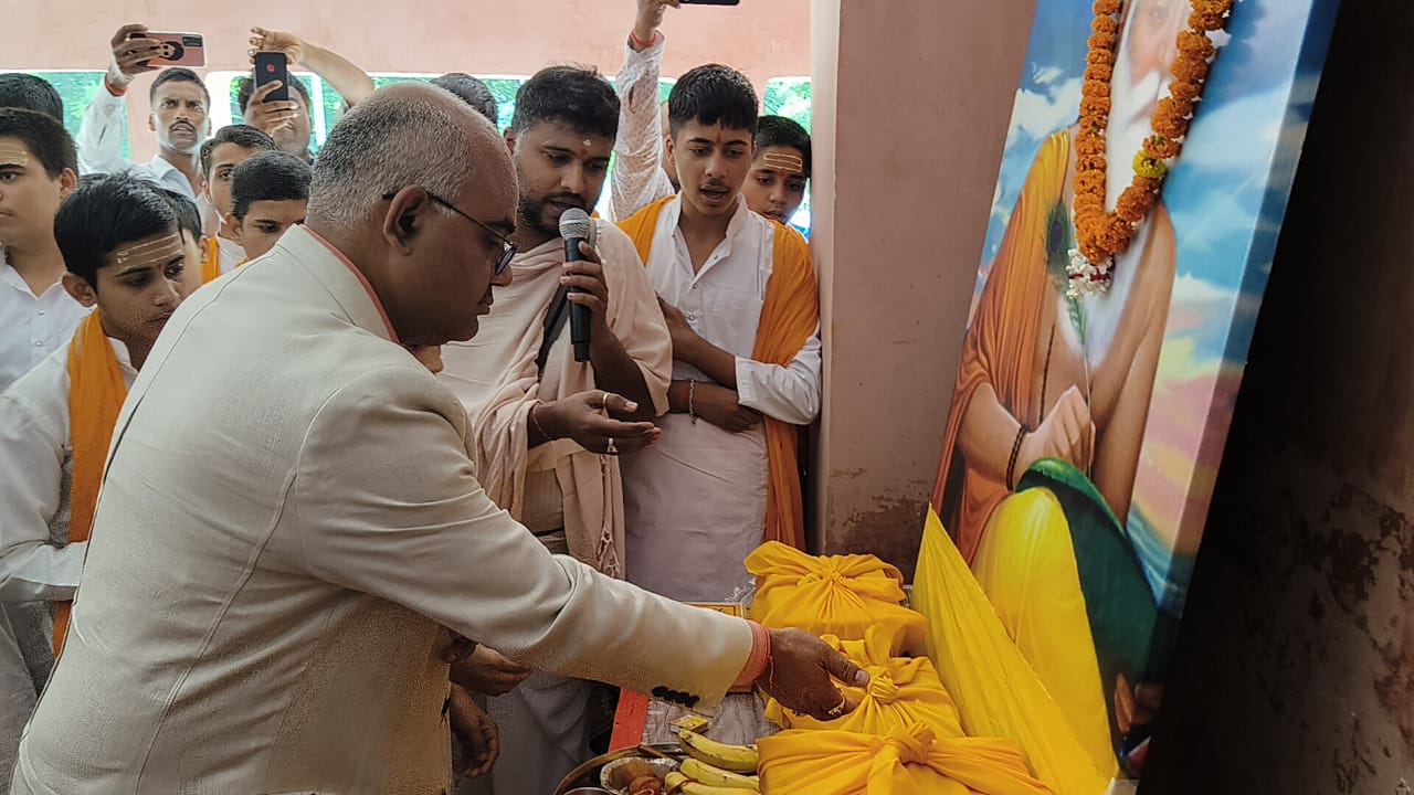 महर्षि वाल्मीकि के चित्र पर पुष्प अर्पित करते जिलाधिकारी व अन्य का छायाचित्र