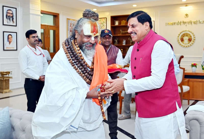 मुख्यमंत्री डॉ. यादव से कंप्यूटर बाबा ने की सौजन्य भेंट मुख्यमंत्री डॉ. यादव से कंप्यूटर बाबा ने की सौजन्य भेंट