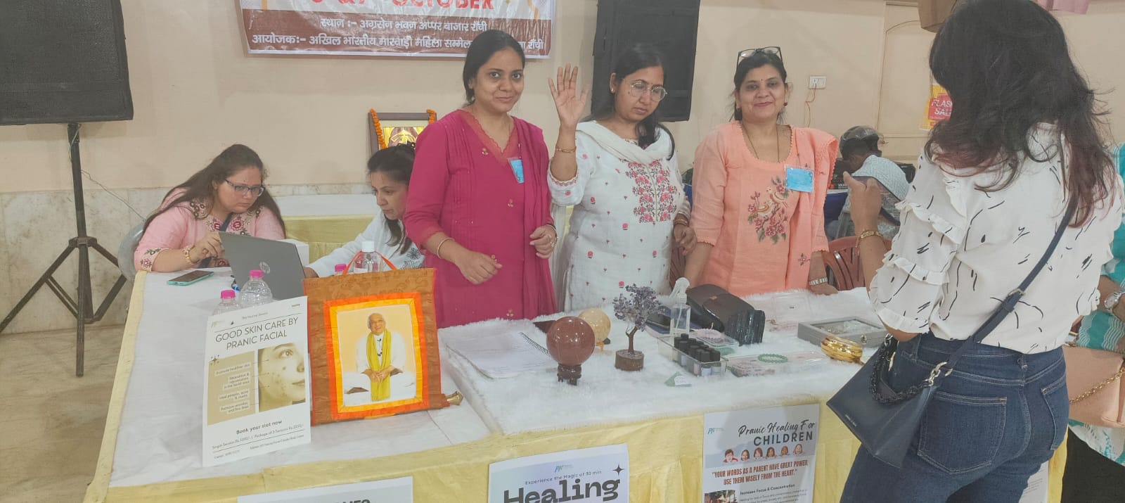 स्‍पार्कल मेले में खरीदारी करती महिलाएं