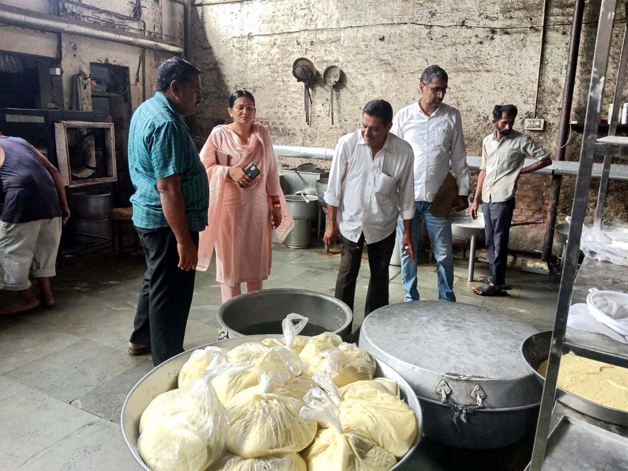 छापे के दौरान जांच करते सीएम फ्लाइंग टीम।