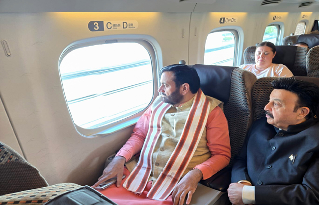 हरियाणा के मुख्यमंत्री नायब सैनी व उद्याेग मंत्री बुलेट ट्रेन की सवारी करते हुए