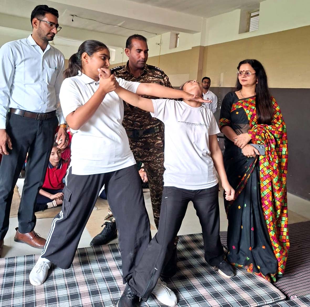 कोच रोहतास कुमार सेल्फ डिफेंस शिविर में छात्राें को आत्मरक्षा की तकनीक सिखाते हुए।