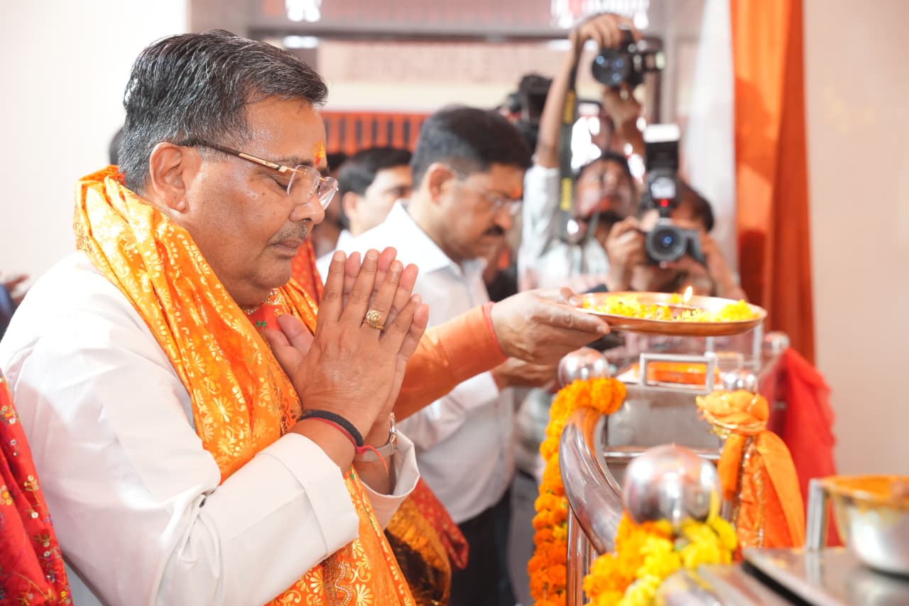 पूजा पाठ करते पर्यटन एवं संस्कृति मंत्री जयवीर सिंह