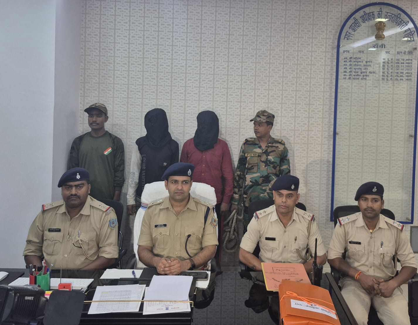 जानकारी देते एसपी