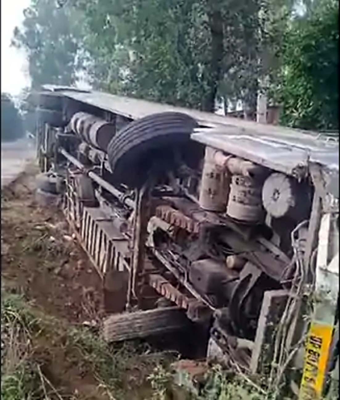 अनियंत्रित होकर पलटी टूरिस्ट बस।