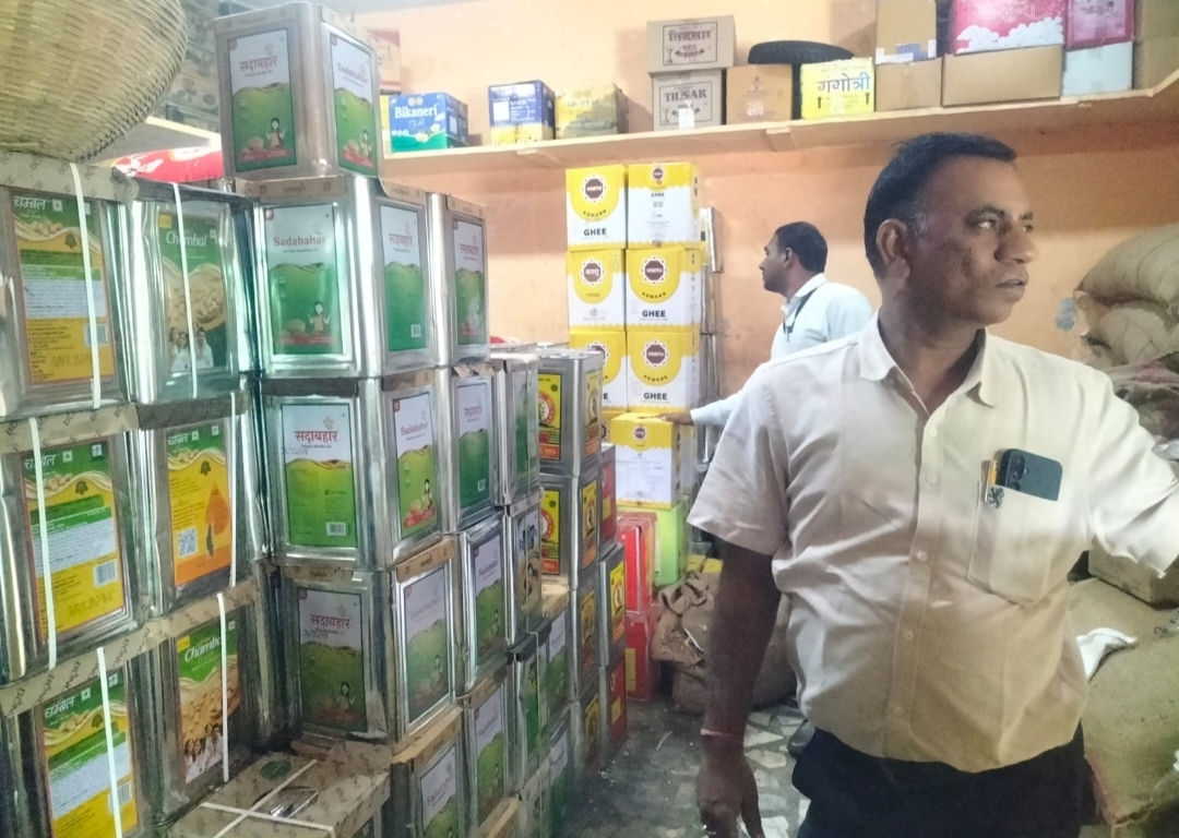 स्वास्थ्य विभाग की टीम ने दर्जन प्रतिष्ठानों का निरीक्षण कर खाद्य तेल व मिठाइयों के लिए नमूने