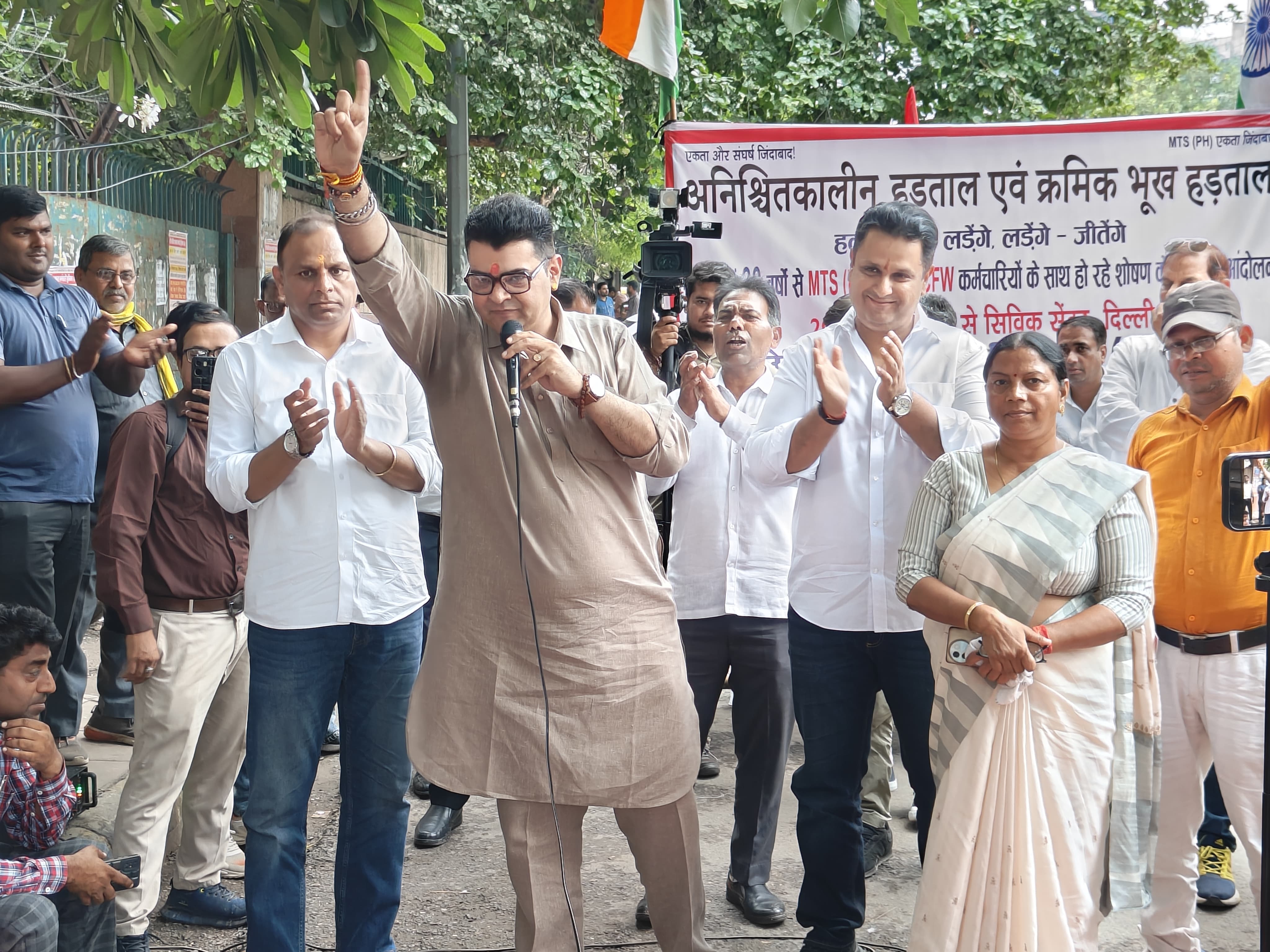 अंकुश नारंग डीबीसी कर्मचारियों की मांगों का समर्थन करते हुए।
