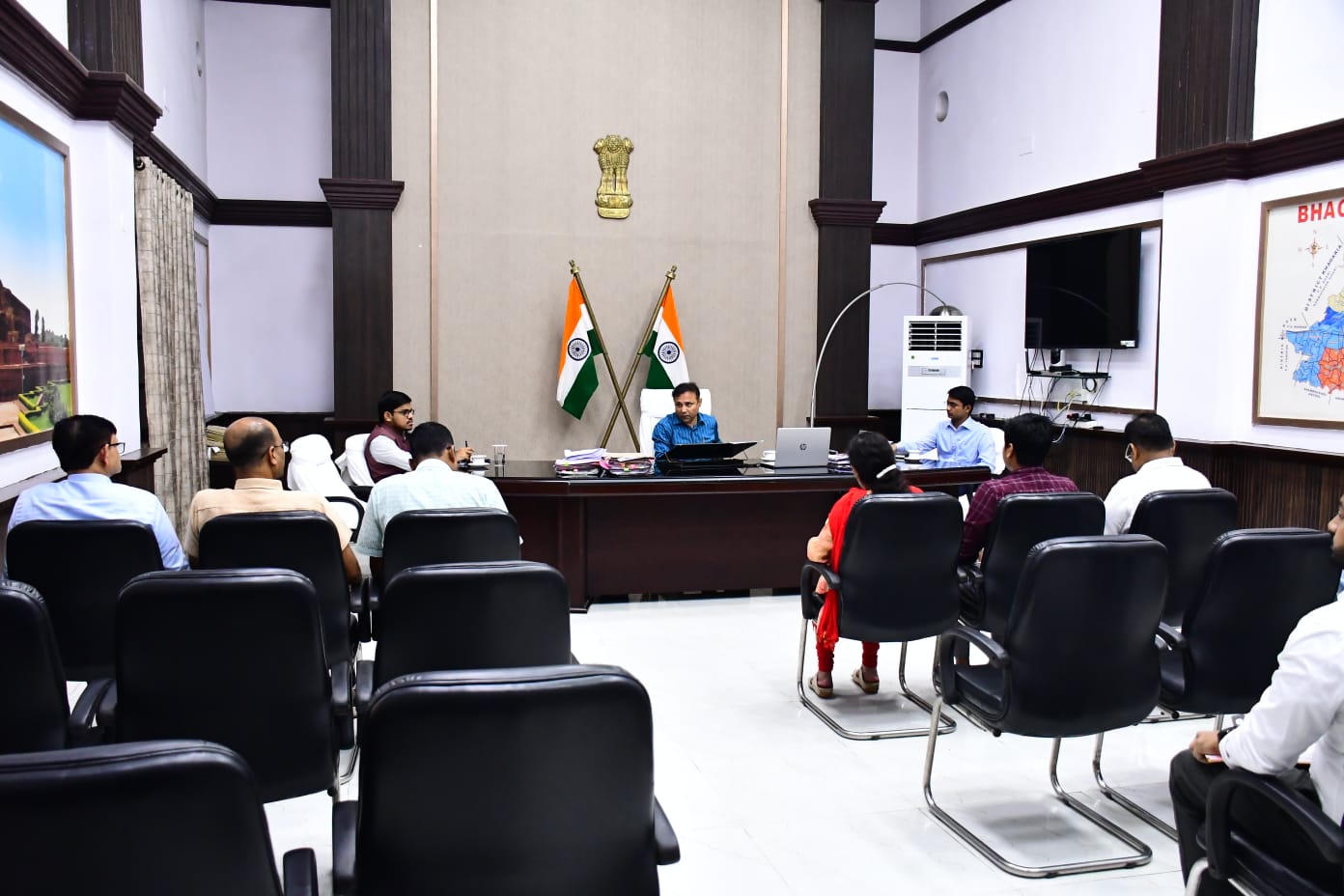 बैठक करते जिलाधिकारी बैठक करते जिलाधिकारी