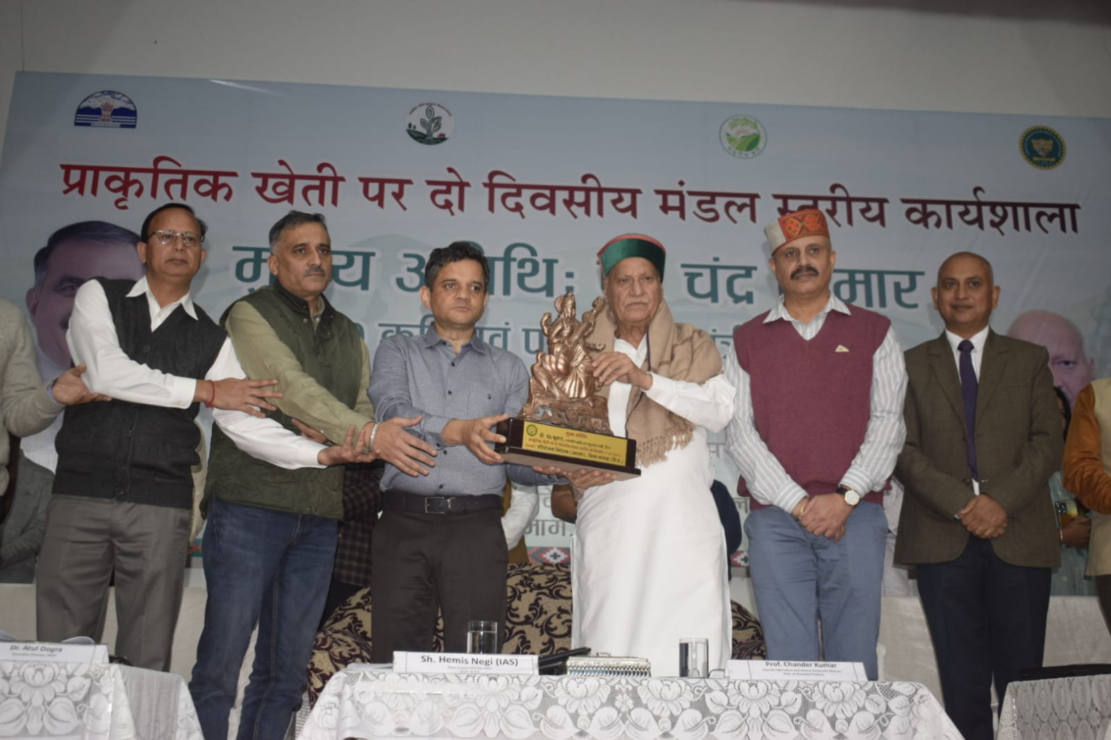 कृषि मंत्री धर्मशाला में शुरू हुई कार्यशाला के दौरान।