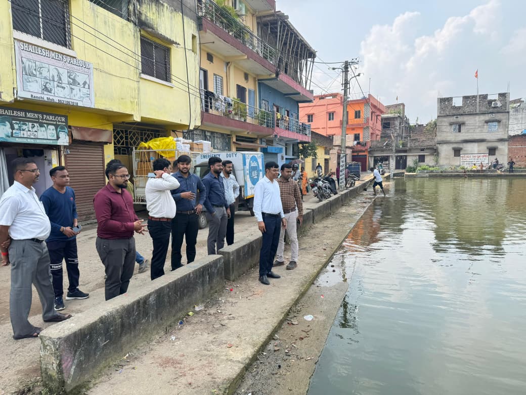 मधुकम क्षेत्र का निरीक्ष करते निगम के प्रशासक