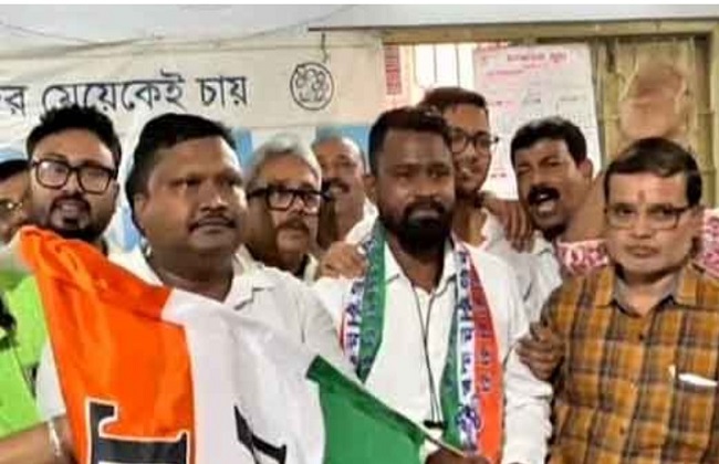 तृणमूल कांग्रेस का झंडा थामते भाजपा नेता राहुल लोहार