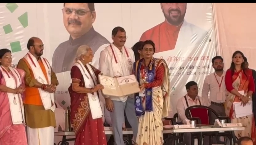मेधावी छात्रों  सम्मनित करती राज्यपाल 2