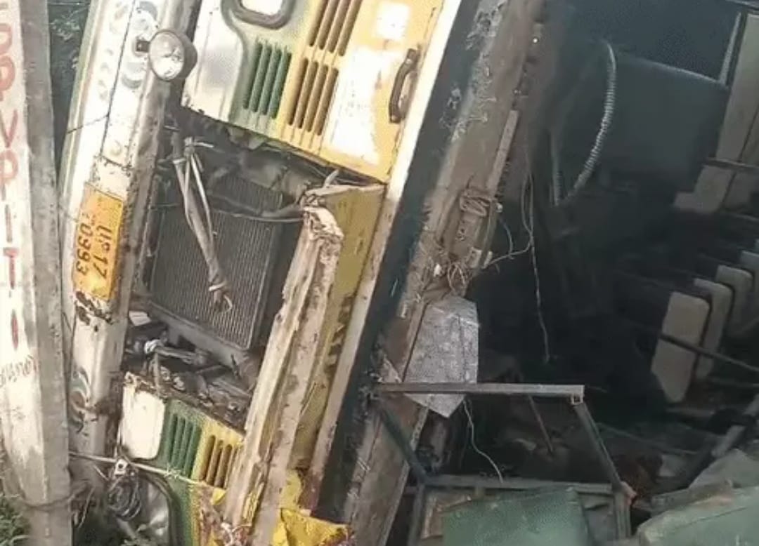 पलटी बस