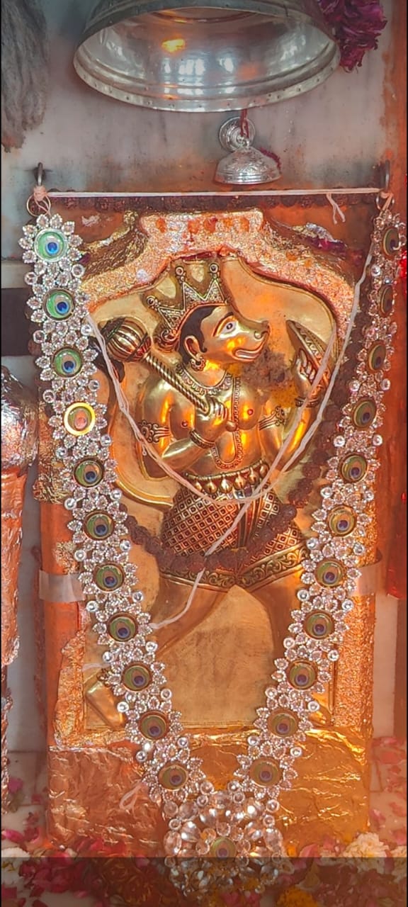 स्वर्ण श्रंगार चौले से सजा श्री पूनरासर हनुमान दरबार, पुजारी ट्रस्ट ने किया 1100 किलो दूध खीर का वितरण