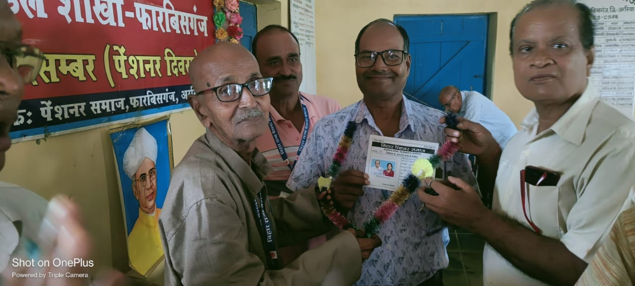 अररिया फोटो:नए सदस्य को सदस्यता दिलाते सभापति