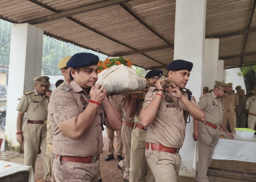 पार्थिव शरीर को कंधा देते हुए पुलिस अधीक्षक डॉ कौस्तुभ और अपर पुलिस अधीक्षक ग्रामीण आतिश कुमार