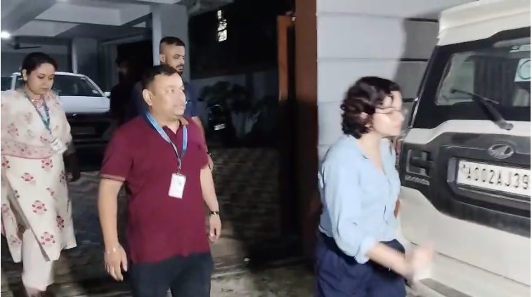 गुवाहाटी के बेलतला इलाके में कर चोरी मामले में कार्रवाई करने पहुंची जीएसटी की टीम का दृश्य।