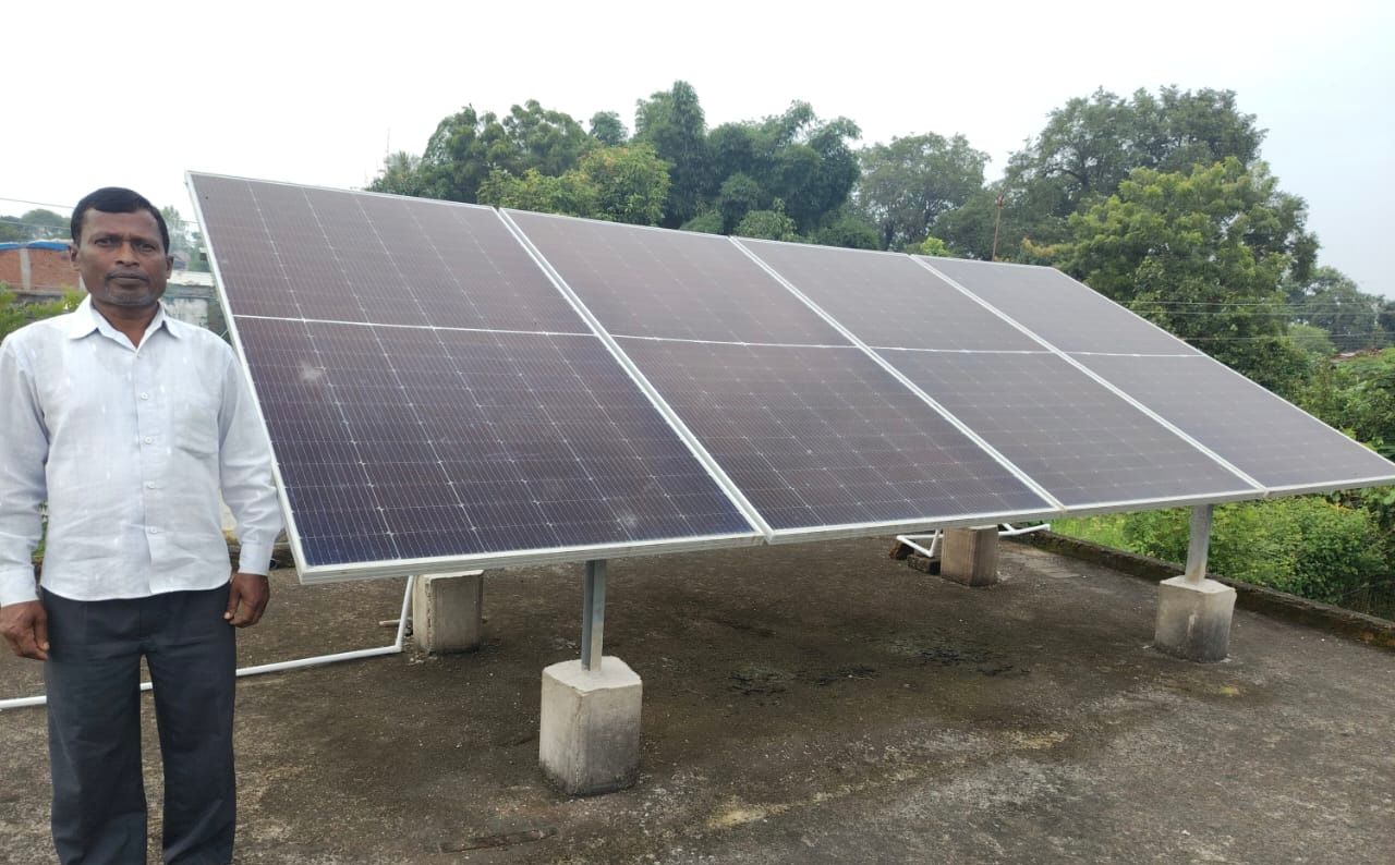 घर की छत पर लगाए गए सोलर पैनल के साथ धरमदास मानिकपुरी।