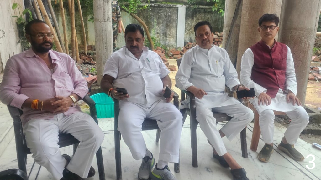 मौके पर संजय यादव और अन्य