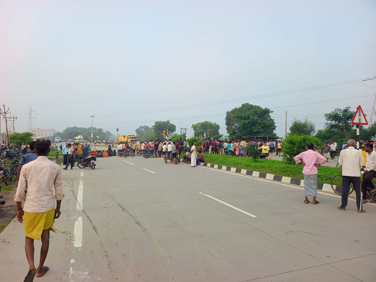 मौके पर चक्काजाम करते ग्रामीण