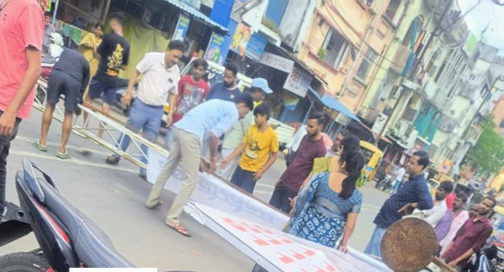 जबलपुर में फिर गिरा भारी भरकम ट्रस, एक गंभीर ...कई वाहन क्षतिग्रस्त जबलपुर में फिर गिरा भारी भरकम ट्रस, एक गंभीर ...कई वाहन क्षतिग्रस्त