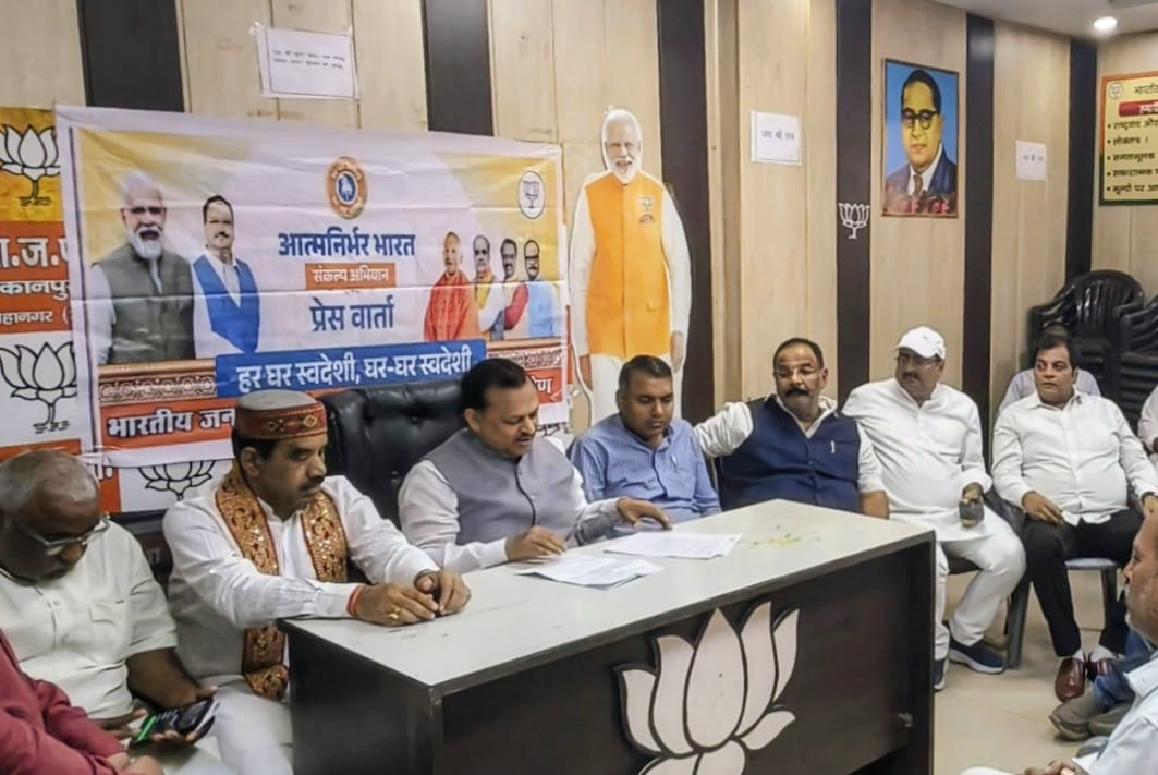 प्रेस वार्ता के दौरान संबोधित करते सांसद रमेश अवस्थी व अन्य का छायाचित्र