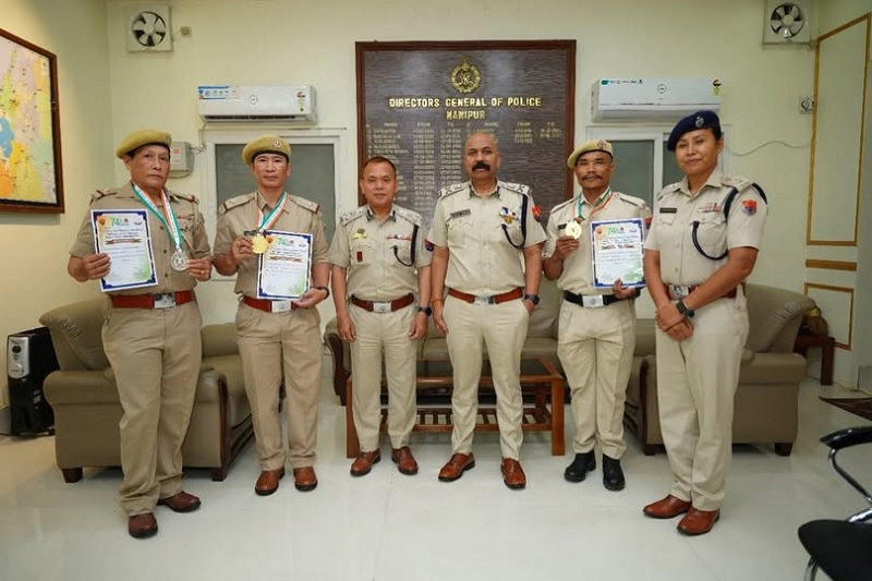 अखिल भारतीय पुलिस कुश्ती क्लस्टर में पदक हासिल करने वालों को सम्मानित करते मणिपुर के डीजीपी