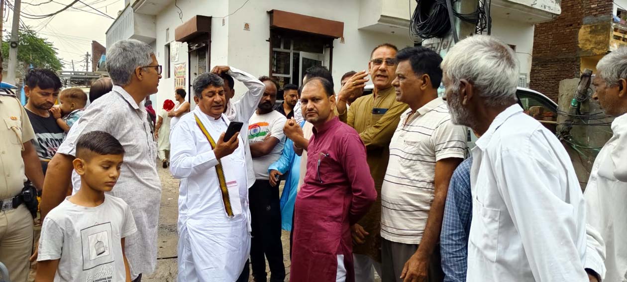 नेताजी कॉलोनी में लोगों के बीच मेयर प्रवीण पोपली।