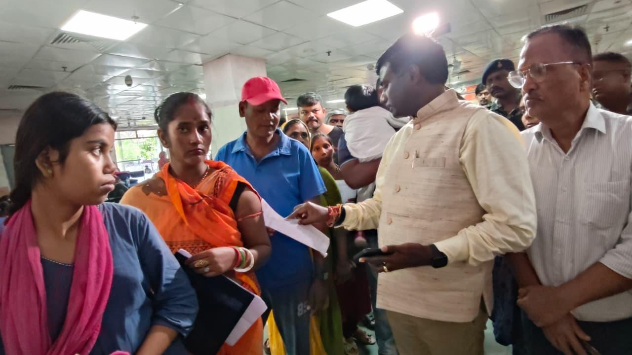 चिकित्‍सकों को निर्देश देते उपायुक्‍त