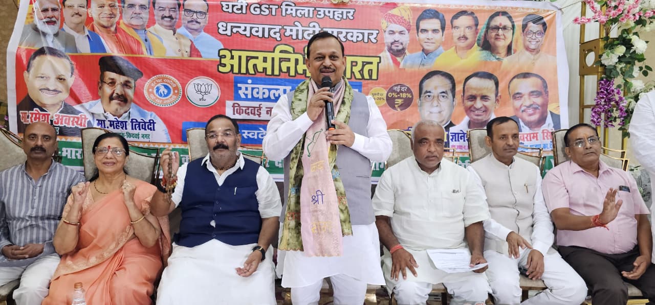 कार्यक्रम के दौरान लोगों को संबोधित करते  सांसद रमेश अवस्थी व अन्य का छायाचित्र
