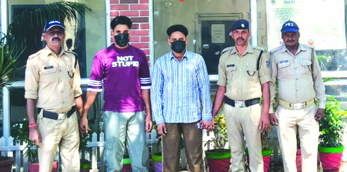 पुलिस गिरफ्त में आरोपित