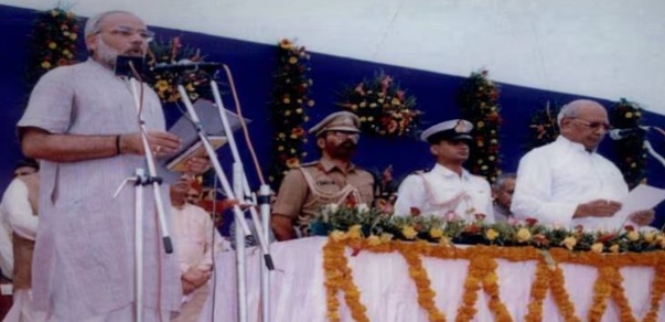 पहली बार गुजरात के मुख्यमंत्री पद की शपथ लेते नरेन्द्र मोदी (07 अक्टूबर, 2001)