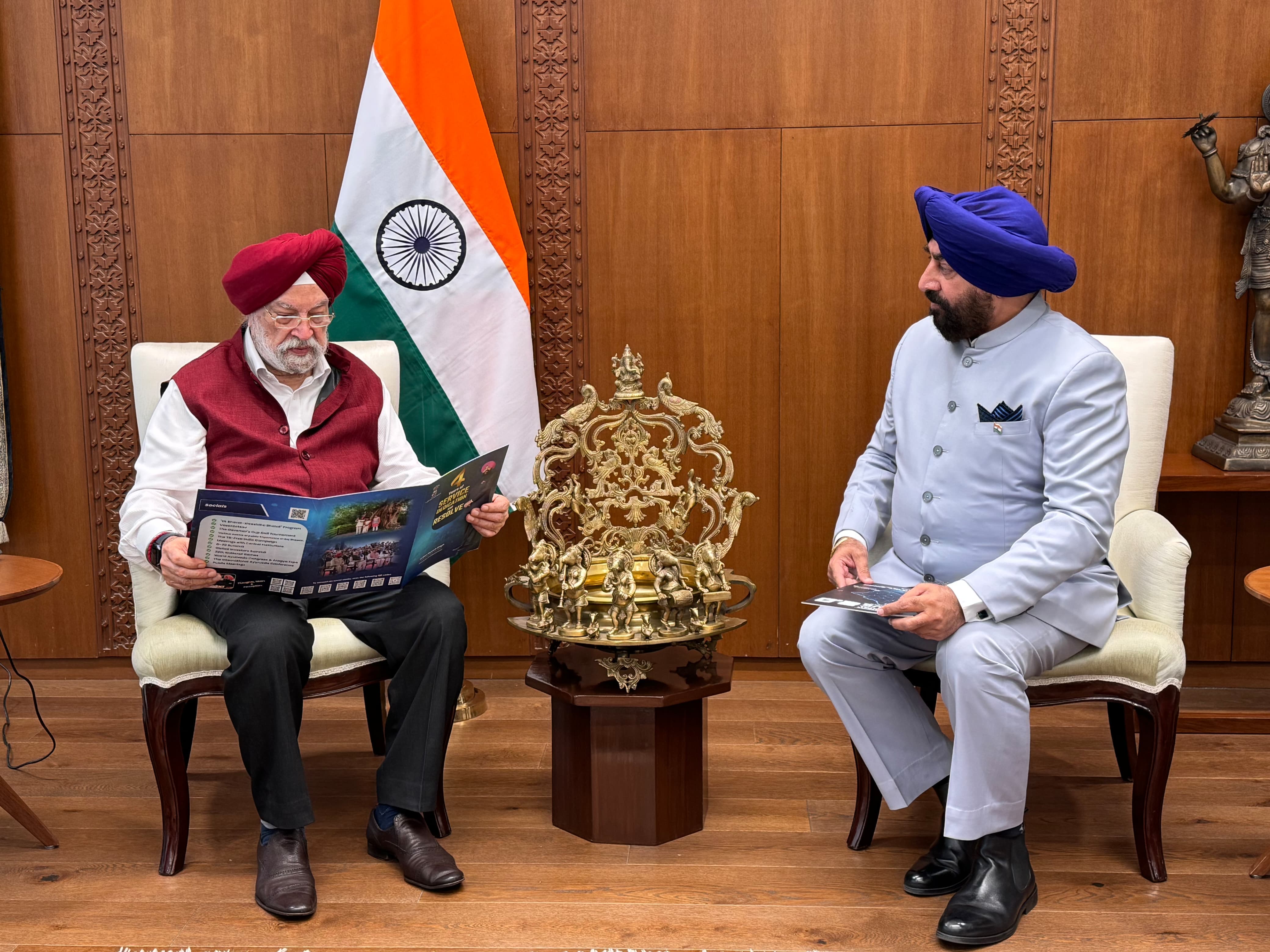 राज्यपाल लेफ्टिनेंट जनरल गुरमीत सिंह (से.नि.) नई दिल्ली में केंद्रीय पेट्रोलियम एवं प्राकृतिक गैस मंत्री हरदीप सिंह पुरी से शिष्टाचार भेंट करते।