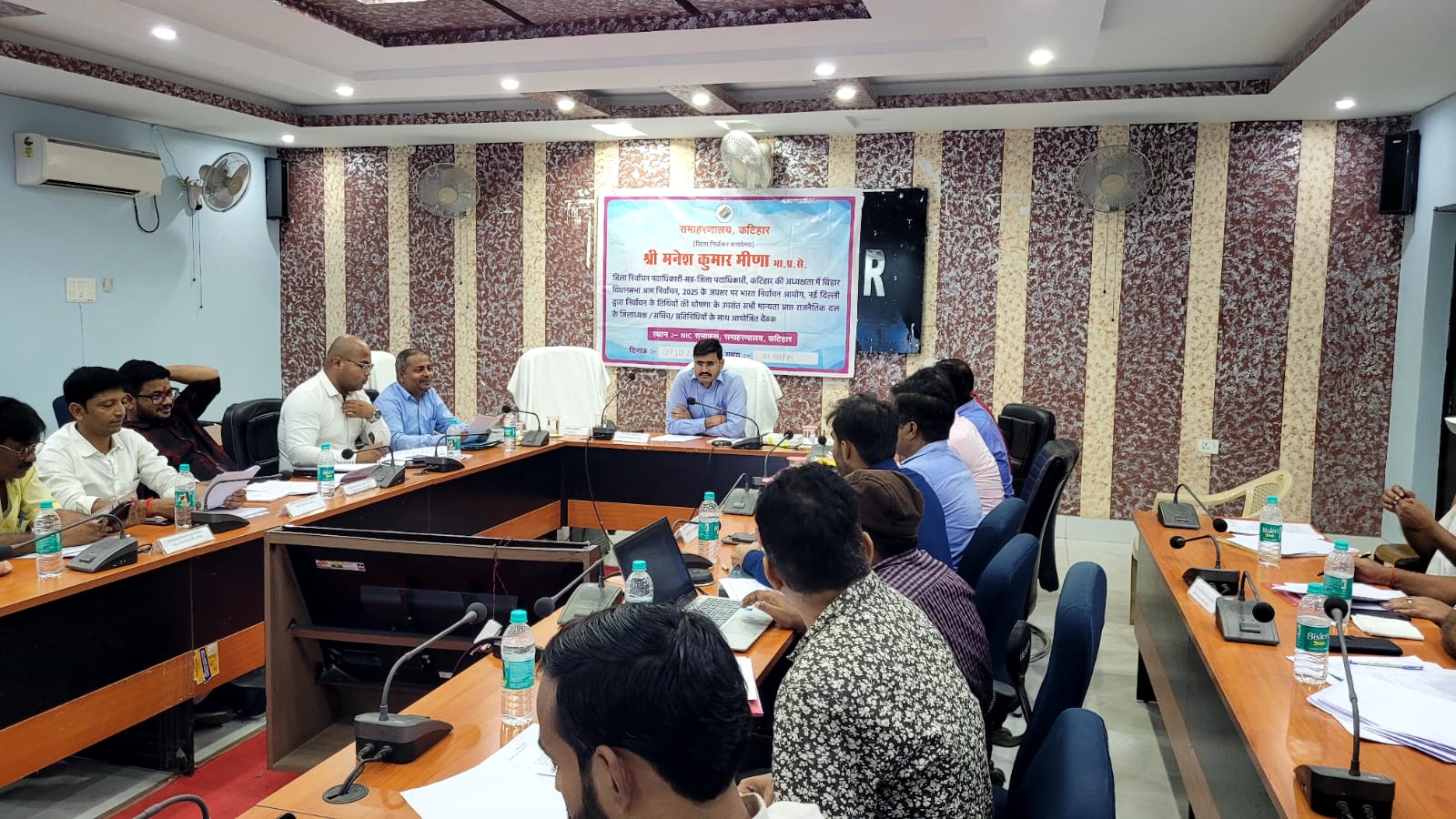 बैठक करते हुए अधिकारी