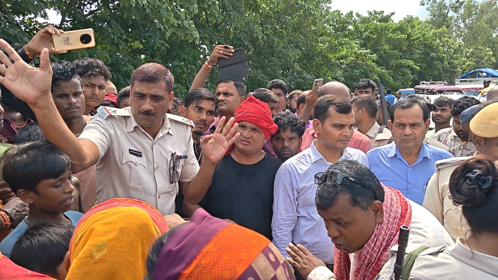 सड़क जाम करते बाढ पीड़ित