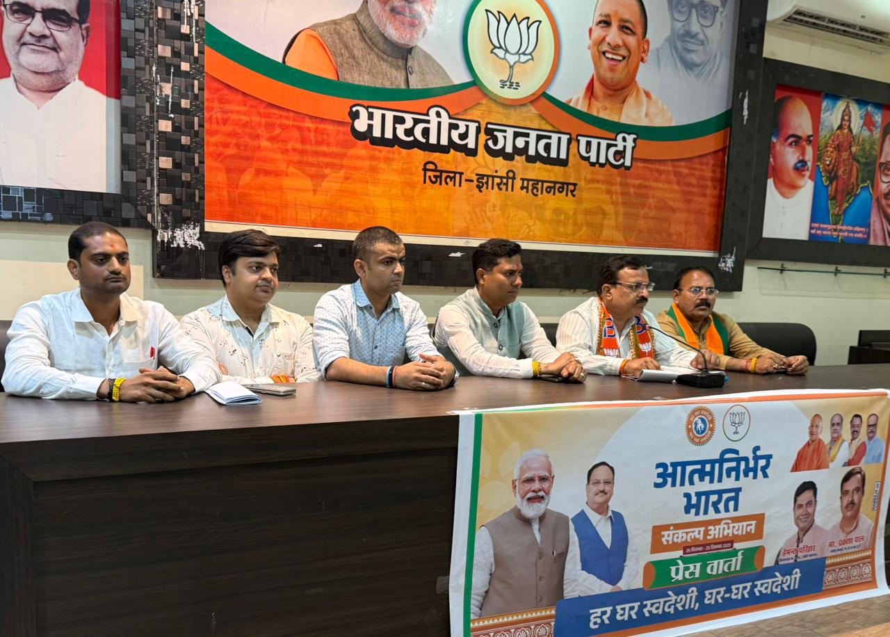 पत्रकारों से वार्ता करते प्रकाश पाल